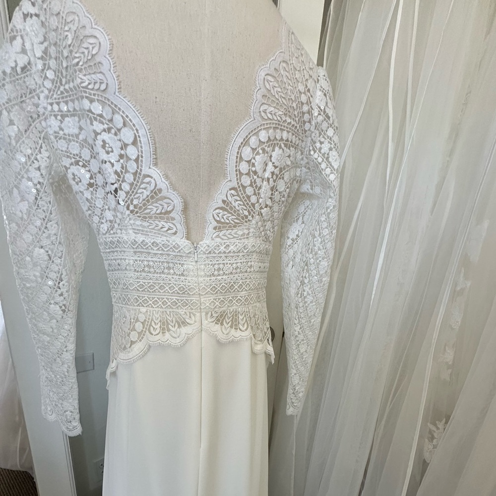 Elegant Lace ivory Dress bodice with ivory chiffon skirt.
Size 14. P739 - Picture 4 of 6